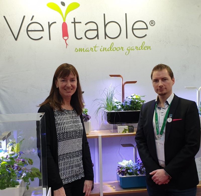 Bauen Sie mühelos Kräuter, essbare Blumen und Mini-Gemüse an, das ganze Jahr über. Sie haben keinen grünen Daumen ? Der Véritable Garten kümmert sich um alles !
Wird mit 4 Véritable® Lingots® aus unserem Angebot geliefert: Genoveser Basilikum, Krause Petersilie, Schnittlauch, Thymian